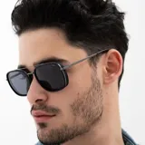 Lentes de sol INVU unisex, con montura cuadrada negra y lentes grises polarizadas.
