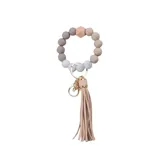 Llavero pulsera con cuentas de silicona en tonos gris, blanco y beige, con dije de madera y borla de cuero sintético color nude.