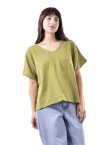 Blusa color verde oliva con escote en V y mangas cortas.