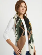 Pashmina o chal de tejido grueso, con diseño geométrico en bloques de color. Predominan los tonos crema, verde oscuro, marrón y negro. Presenta bordes deshilachados.