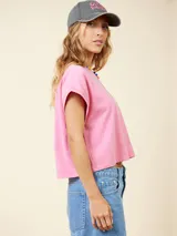 Musculosa oversize de algodón, color gris, con logo bordado en el pecho y estilo relajado.