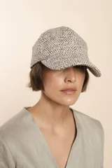 Gorra con visera de lana color beige con diseño de espiga.