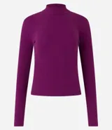 Blusa de manga larga ajustada al cuerpo, color morado oscuro, con cuello alto.