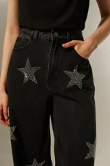 Pantalón de jean negro de corte ancho con estrellas plateadas.