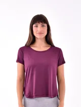 Remera color púrpura de corte clásico y mangas cortas.