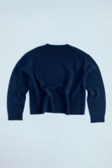 Sweater azul marino de lana con cuello redondo y mangas largas.