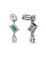 Par de aros colgantes con baño de rodio, adornados con circonitas Swarovski. Cuentan con una circonita redonda blanca en la parte superior, una circonita rectangular verde en el centro y una circonita blanca en forma de lágrima en la parte inferior.