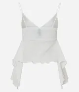 Blusa corta blanca de poliéster y elastano, con textura arrugada, escote en V, breteles finos y bajo asimétrico con volados laterales.