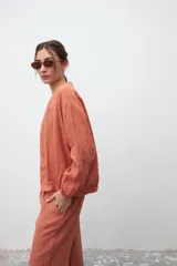 Kimono color ocre de lino, de corte holgado y mangas largas con puños elásticos.