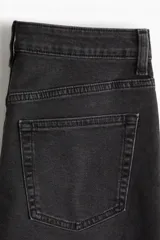 Short de denim color gris oscuro, de tiro alto, corte relajado y cinco bolsillos.