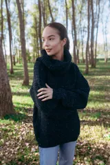 Sweater de punto grueso color azul marino, con cuello alto tipo tortuga y corte holgado.