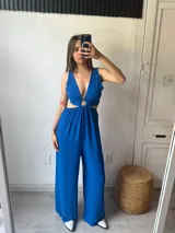 Mono largo de color azul eléctrico, con escote en V, abertura en la cintura y pierna ancha.