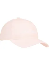 Gorra rosa de seis paneles con logos bordados en la parte delantera y trasera, fabricada en 100% algodón.