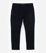 Pantalón de vestir marrón, de corte skinny, con bolsillos laterales y traseros. Se ajusta a la cintura con cinturón de cuero marrón.