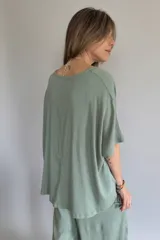 Remerón verde con escote en V y corte holgado.