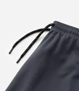 Bermuda deportiva azul marino con cintura elástica ajustable con cordón, bolsillos laterales con cierre de cremallera y logo estampado en la pierna izquierda.