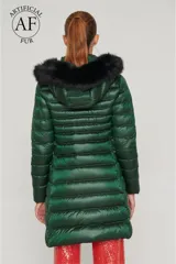Campera plumífero con acabado brillante, color marrón, y capucha con pelo artificial.