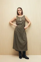 Vestido largo sin mangas con estampado animal print, escote redondo y corte con volado en el ruedo. Su silueta amplia y fluida ofrece movimiento y frescura, mientras que el tejido de viscosa aporta una textura suave y liviana.