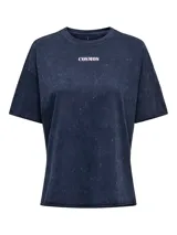 Camiseta azul con efecto lavado, cuello redondo y estampado frontal con la palabra 'Cosmos' en rosa.