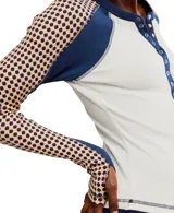 Remera manga larga blanca con mangas raglán azul marino con estampado de lunares color piel.