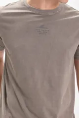 Remera de manga corta color verde militar con estampa frontal con texto y dibujo de una ola.