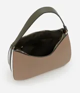 Bolso hobo mediano color beige, con asa corta al hombro y asa larga desmontable. Cierre superior con cremallera y detalles laterales contrastantes.