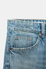 Pantalón de jean azul de corte recto y tiro medio.
