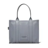 Bolso tote grande de cuero color verde oliva con asas de mano y logo "THE TOTE BAG MARC JACOBS" estampado en dorado.