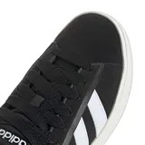 Championes Adidas Grand Court Alpha de cuero sintético negro con las tres tiras laterales blancas y suela blanca con base marrón.