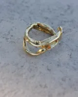 Anillo abierto de bronce con diseño de doble banda.