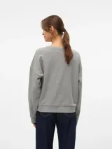 Sudadera gris melange con cuello redondo, mangas largas y estampado frontal con la frase "KEEP GOING Have a nice day!".