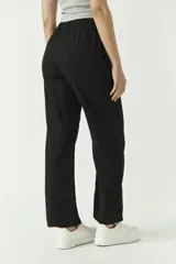 Pantalón negro de algodón y lino, con corte recto y bolsillos laterales.