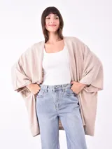 Saco negro con pequeños detalles blancos, de corte holgado y mangas 3/4.
