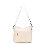Bandolera color beige con correa larga regulable combinada a tono. Tiene dos bolsillos frontales con cierre, apertura superior con cierre, división interna, bolsillos internos y bolsillo trasero con cierre.