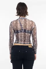 Remera de lycra traslúcida con cuello alto y estampado de piel de serpiente en tonos marrones y negros.