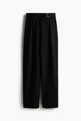 Pantalón sastrero negro de punto con tiro alto, elástico oculto en la cintura y cierre decorativo. Incluye cinturón cosido con anillas en D de metal en un lateral y pinzas para estilizar la silueta.