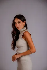 Conjunto tejido de chaleco y pantalón, talle único. El chaleco es sin mangas y con cuello alto. El pantalón es de corte ancho.