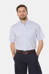 Camisa de manga corta con estampado a cuadros en tonos celeste y blanco, con cuello abotonado, bolsillo en el pecho y logo bordado.