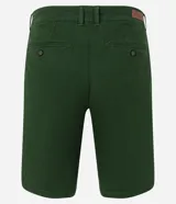 Bermuda masculina de corte slim, confeccionada en sarga lisa color blanco. Cuenta con bolsillos laterales, cierre con botón y cremallera, y trabillas para cinturón.