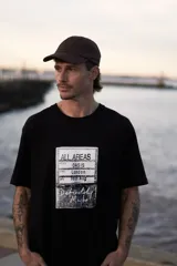 Remera negra de manga corta con cuello redondo y corte holgado. Estampa en la espalda con los títulos de canciones de la banda británica Oasis.