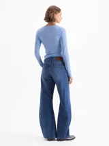 Jeans wide leg de denim azul, con diseño especial en la pierna generado por pinzas y recortes que aportan forma y movimiento. De tiro medio, confeccionado en denim liviano y cómodo.