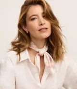 Pañuelo cuadrado de satén color blanco con estampado floral en tonos rosa y verde. Accesorio de moda para usar al cuello o en el cabello.