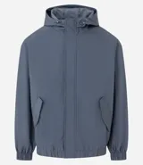 Campera gris con capucha, cuello alto, mangas largas y bolsillos con solapa y botones. Cierre frontal oculto. Marca Request, colección Primavera/Verano 2024.