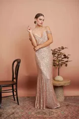 Vestido largo de fiesta con lentejuelas color rose, escote cruzado y corte sirena.