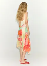 Vestido corto con estampado floral multicolor, escote de pico cruzado, tirantes finos y bajo asimétrico.