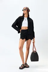 Sobrecamisa blanca de algodón con cuello camisero, botones marrones y detalles de encaje calado en el ruedo.