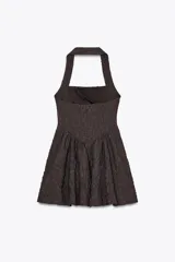 Vestido corto marrón con textura, cuello halter y escote recto.