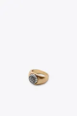 Pack de dos anillos metálicos, uno dorado y otro plateado, con diseño labrado.
