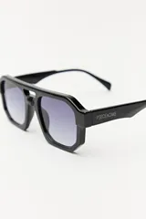 Lentes de sol con marco geométrico negro y cristales color naranja.