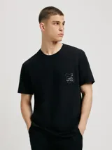 Camiseta beige de corte regular con bolsillo en el pecho y bordado con texto en azul.